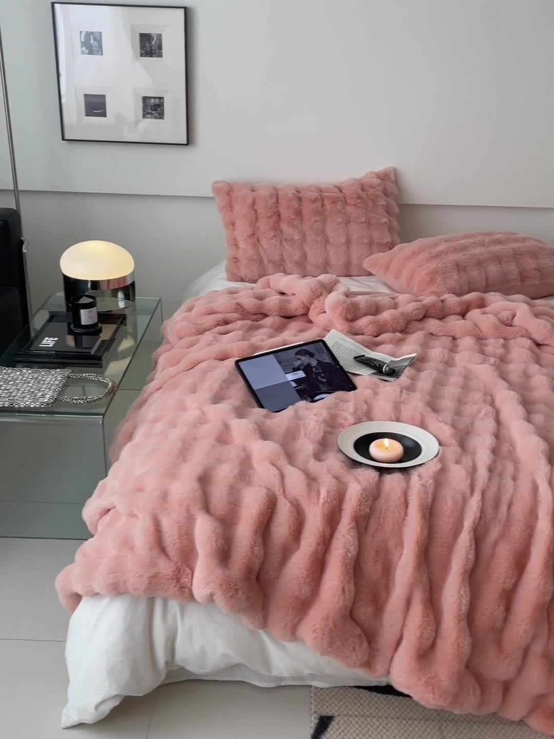 91家纺网 家纺一手货源 找家纺 潘朵拉 2023新款550g兔兔绒被套毯 兔兔绒被套毯蔷薇粉