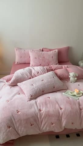 91家纺网 家纺一手货源 找家纺 蜜柚 2024新款兔毛绒牛奶绒小清新绣花套件 领结兔