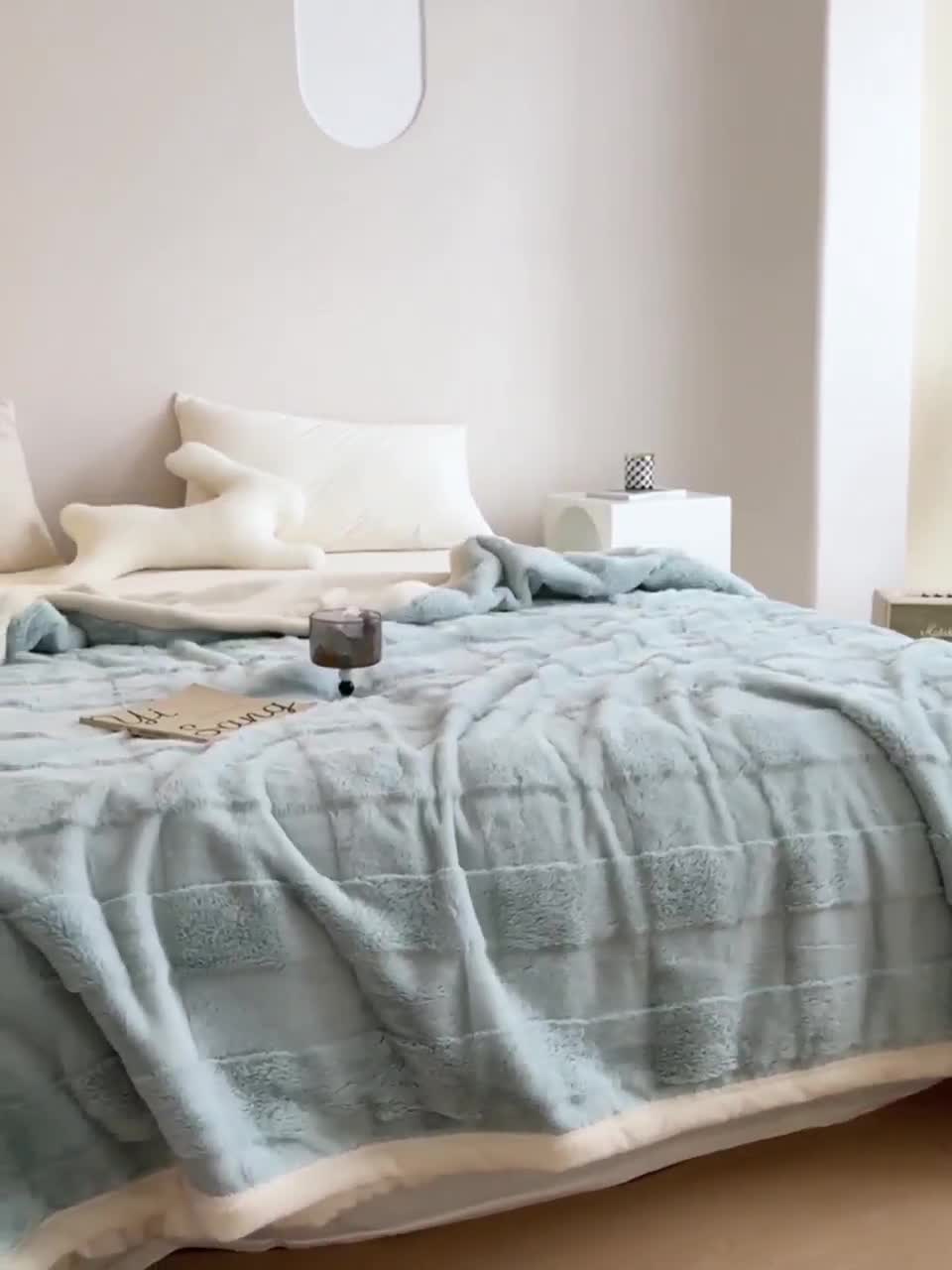 91家纺网 家纺一手货源 找家纺 铭动家纺 2023新款顺滑柔软亲肤兔毛绒北极绒毛毯 淡蓝