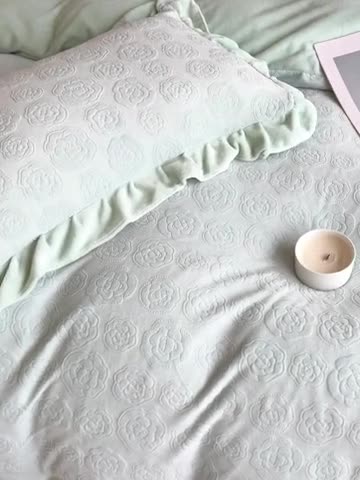 91家纺网 家纺一手货源 找家纺 野合家纺 2024新款牛奶绒雕花绒四件套韩版花边绒套件 香茶花-马利蓝