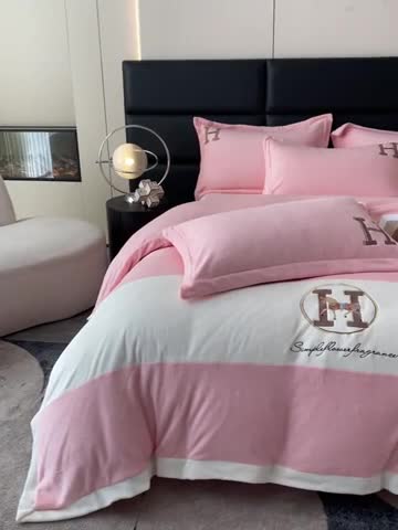 91家纺网 家纺一手货源 找家纺 230克牛奶绒拼接刺绣四件套艾琳系列大牌刺绣四件套 奶油粉