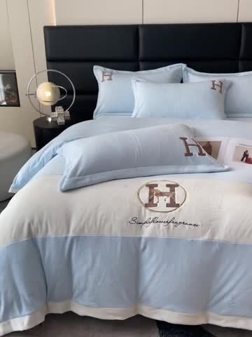 91家纺网 家纺一手货源 找家纺 230克牛奶绒拼接刺绣四件套艾琳系列大牌刺绣四件套 浅蓝