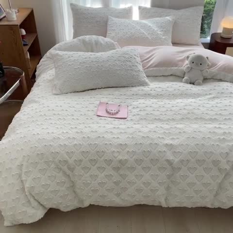 91家纺网 家纺一手货源 找家纺 金爱家 2023新款全消光牛奶绒A类纯色獭兔毛绒立体牛奶绒四件套 兔毛爱心白粉