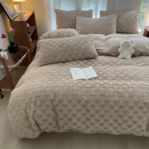91家纺网 家纺一手货源 找家纺 金爱家 2023新款全消光牛奶绒A类纯色獭兔毛绒立体牛奶绒四件套 兔毛爱心咖