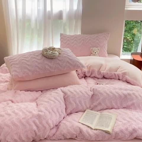 91家纺网 家纺一手货源 找家纺 金爱家 2023新款全消光牛奶绒A类纯色獭兔毛绒立体牛奶绒四件套 兔毛波浪粉