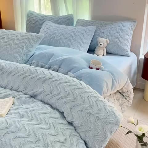 91家纺网 家纺一手货源 找家纺 金爱家 2023新款全消光牛奶绒A类纯色獭兔毛绒立体牛奶绒四件套 兔毛波浪蓝