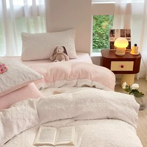 91家纺网 家纺一手货源 找家纺 金爱家 2023新款全消光牛奶绒A类纯色獭兔毛绒立体牛奶绒四件套 兔毛菱格粉