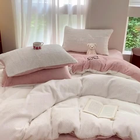 91家纺网 家纺一手货源 找家纺 金爱家 2023新款全消光牛奶绒A类纯色獭兔毛绒立体牛奶绒四件套 兔毛竖条粉