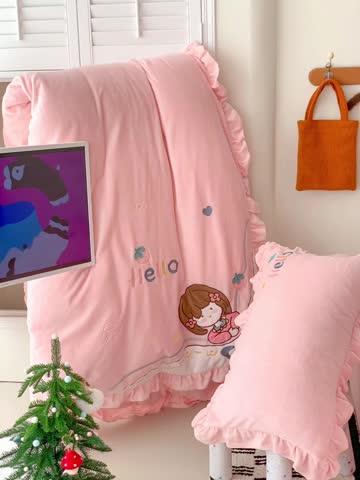 91家纺网 家纺一手货源 找家纺 星期八 2023新款牛奶绒贴布绣四件套 hello女孩