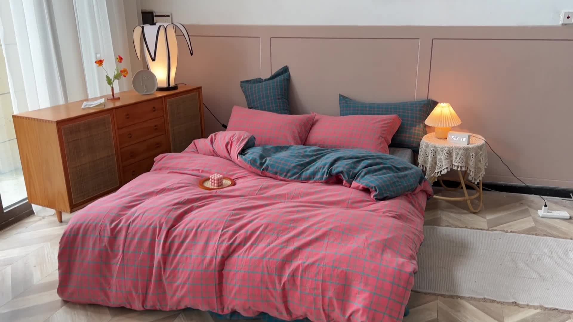 91家纺网 家纺一手货源 找家纺 价格下调三沁纯棉全棉色织水洗棉简约格子式四件套床单圆角荷叶边朵拉-粉蓝