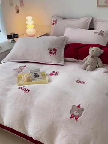 91家纺网 家纺一手货源 找家纺 23直播新款秋冬高克重刺绣牛奶绒四件套小熊系列提供买家秀 小熊大红双拼