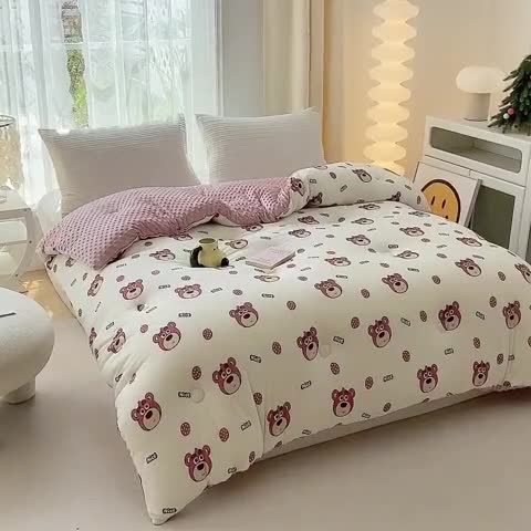 91家纺网 家纺一手货源 找家纺 天瑜家纺 2023新款针织豆豆绒冬被 小草莓熊