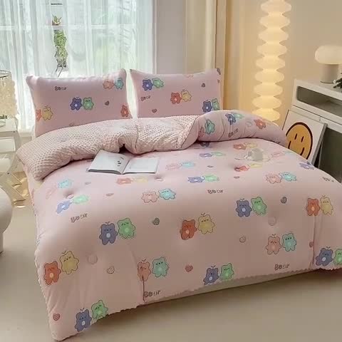 91家纺网 家纺一手货源 找家纺 天瑜家纺 2023新款针织豆豆绒冬被 情侣小熊粉