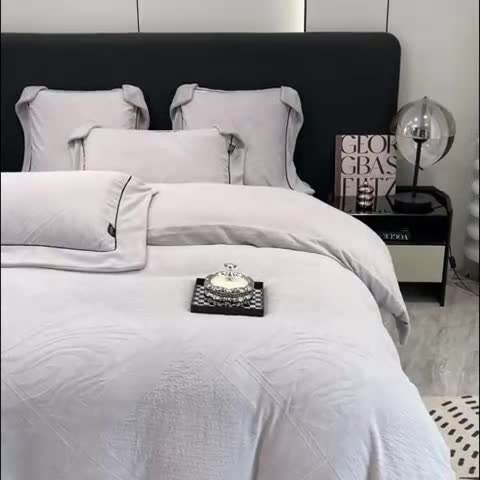 91家纺网 家纺一手货源 找家纺 2025新款牛奶绒雕花四件套-苏黎 浅灰色