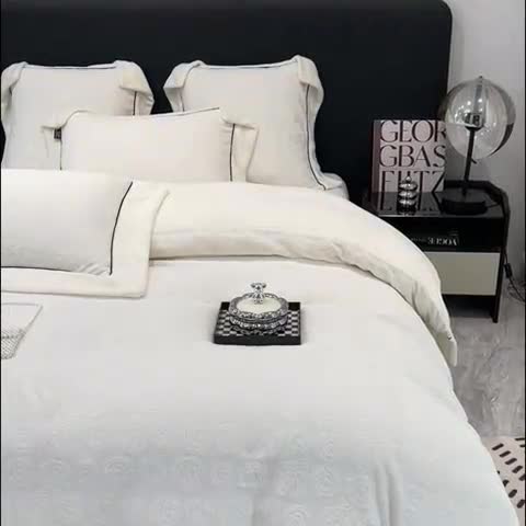 91家纺网 家纺一手货源 找家纺 2025新款牛奶绒雕花四件套-小香 白色