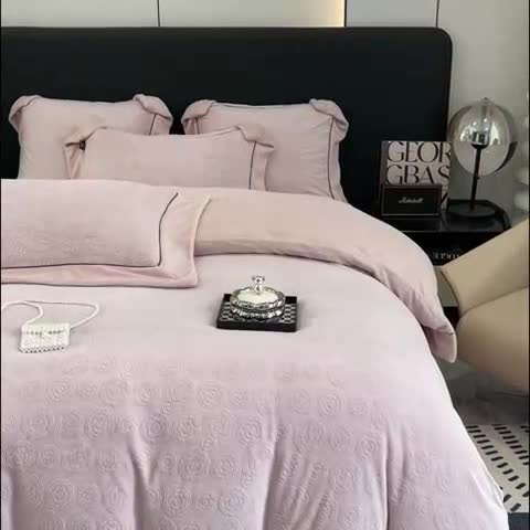 91家纺网 家纺一手货源 找家纺 2025新款牛奶绒雕花四件套-小香 豆沙色