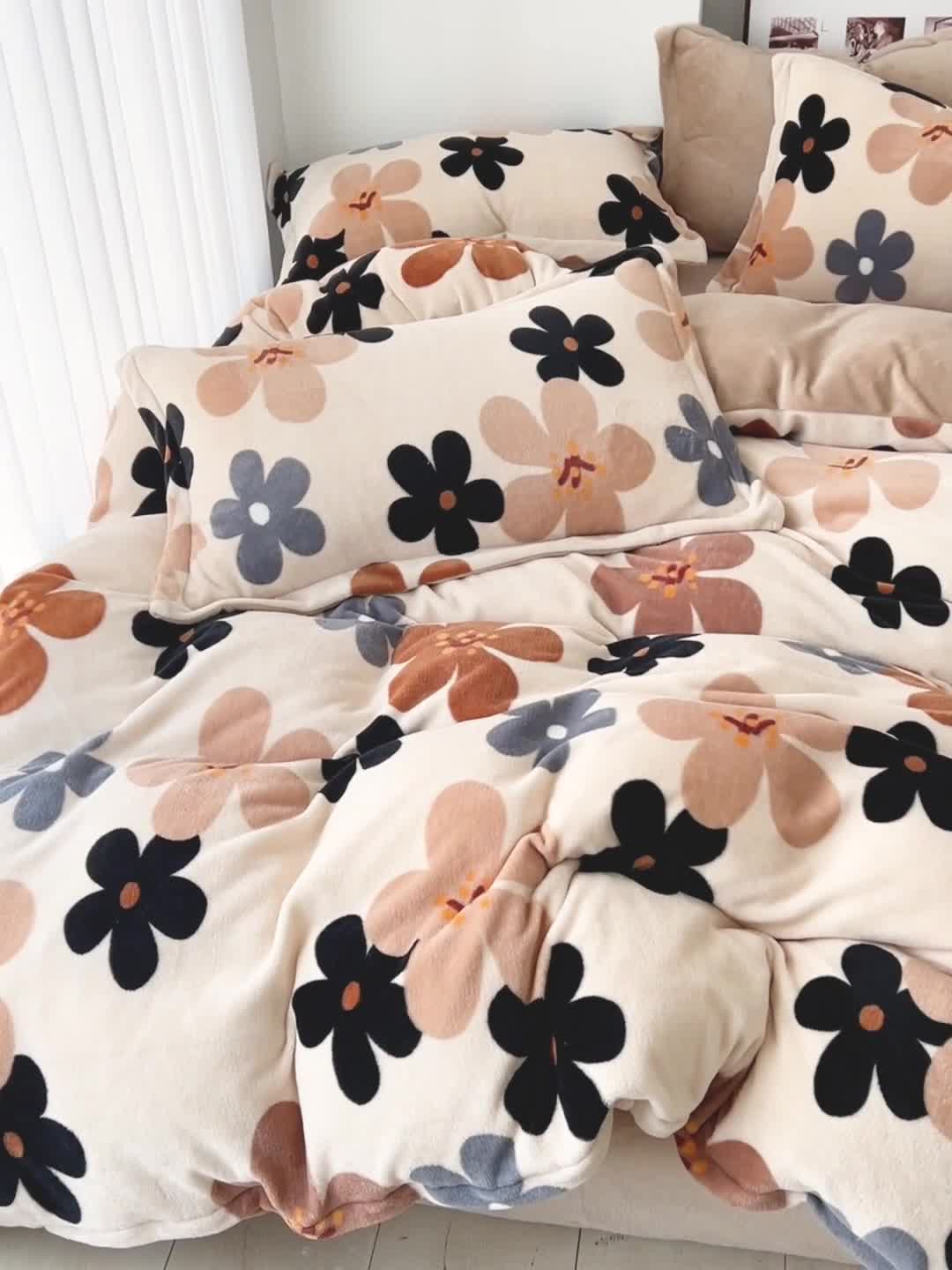 91家纺网 家纺一手货源 找家纺 乐童2024新款吊边款牛奶绒四件套 落樱缤纷