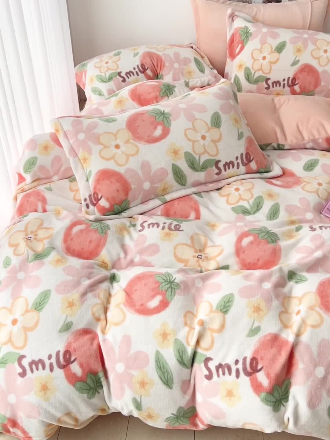 91家纺网 家纺一手货源 找家纺 乐童2024新款吊边款牛奶绒四件套 草莓微笑