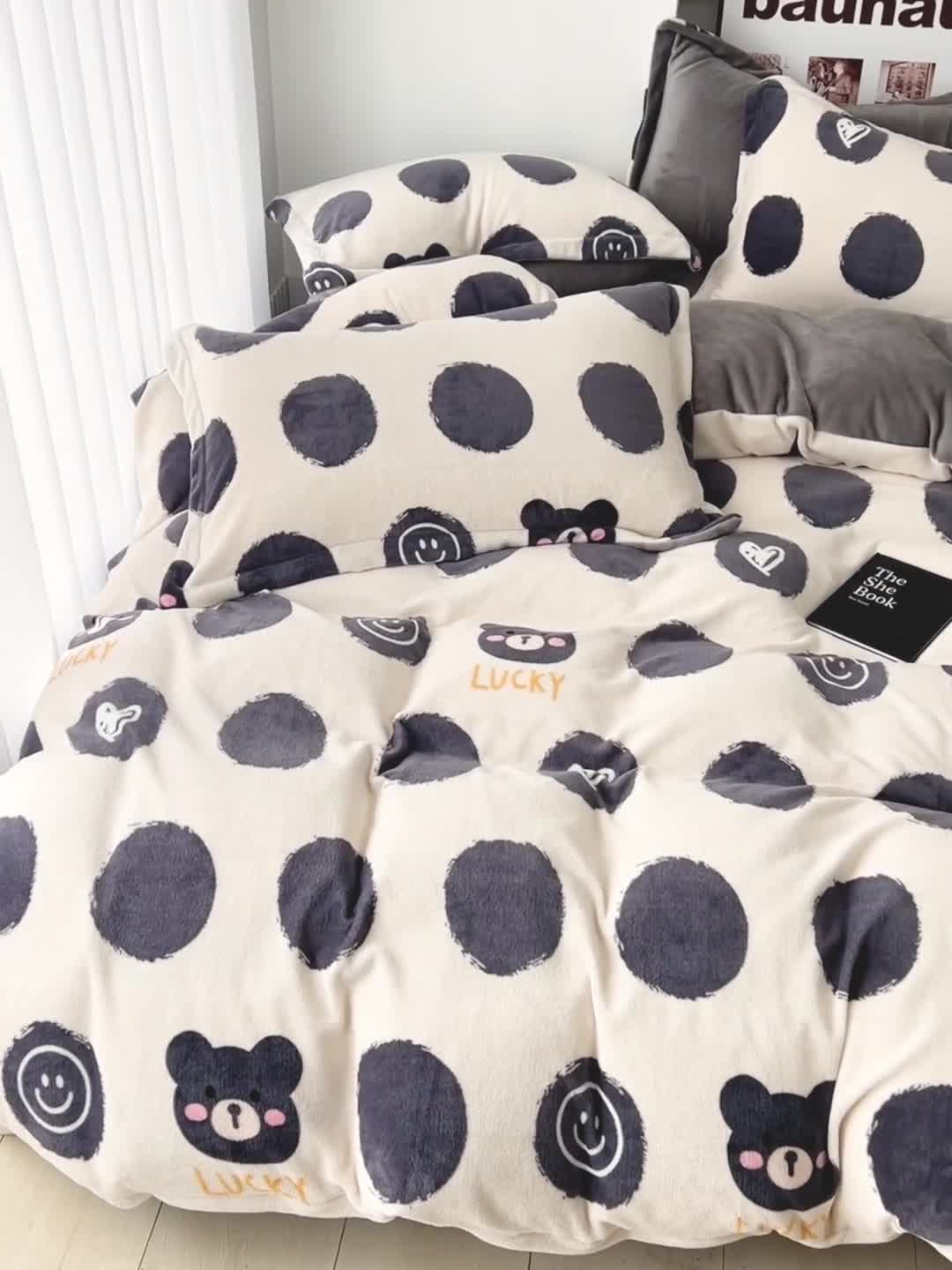 91家纺网 家纺一手货源 找家纺 乐童2024新款吊边款牛奶绒四件套 波点小熊