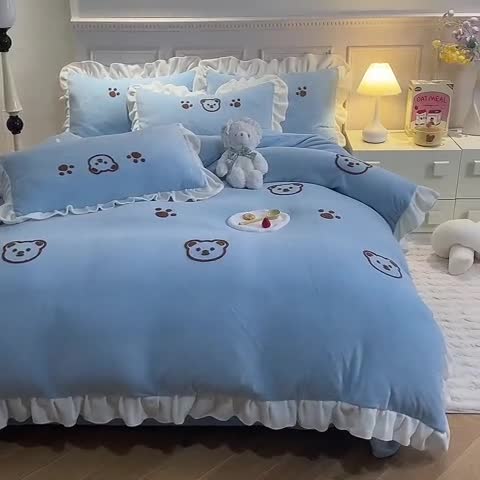91家纺网 家纺一手货源 找家纺 菲儿家纺 2023新款牛奶绒毛巾绣四件套 哇塞小熊-月光蓝