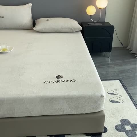 91家纺网 家纺一手货源 找家纺 古吉梦 2023新款牛奶绒刺绣床笠-琳达 琳达-香草灰