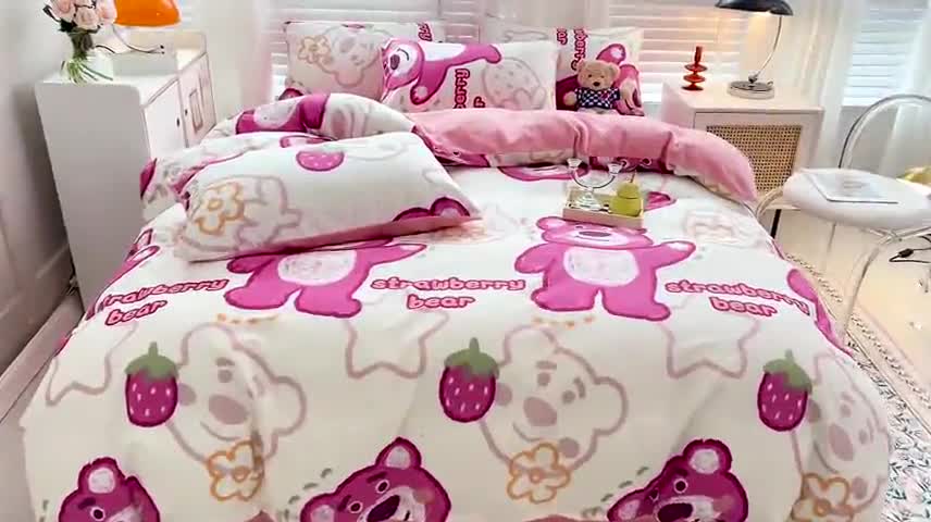 91家纺网 家纺一手货源 找家纺 金丝鸟家纺 2023新款全棉印花加牛奶绒四件套 草莓熊 a棉b牛奶绒