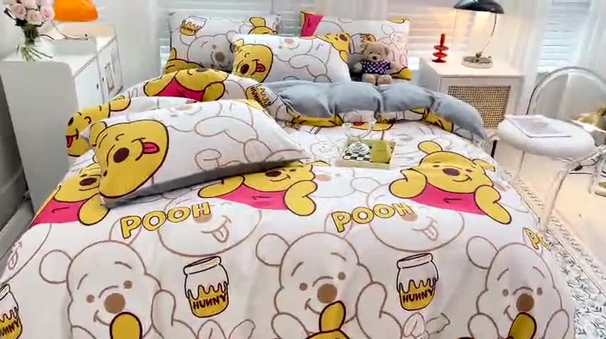 91家纺网 家纺一手货源 找家纺 金丝鸟家纺 2023新款全棉印花加牛奶绒四件套 蜜糖维尼 a棉b牛奶绒