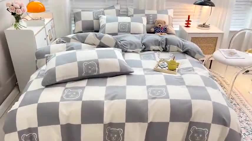 91家纺网 家纺一手货源 找家纺 金丝鸟家纺 2023新款全棉印花加牛奶绒四件套 无影熊 a棉b牛奶绒