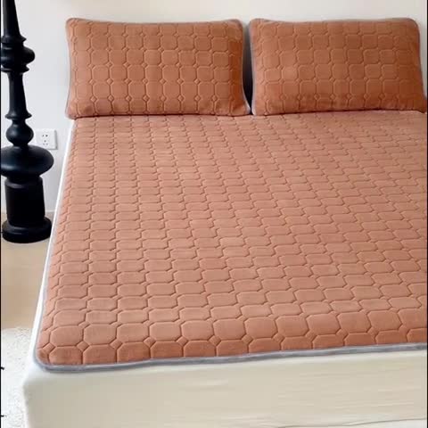 91家纺网 家纺一手货源 找家纺 金丝鸟家纺 2023新款纯色牛奶绒绗缝软床垫 咖色