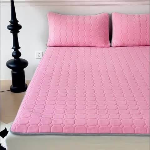 91家纺网 家纺一手货源 找家纺 金丝鸟家纺 2023新款纯色牛奶绒绗缝软床垫 蜜桃粉