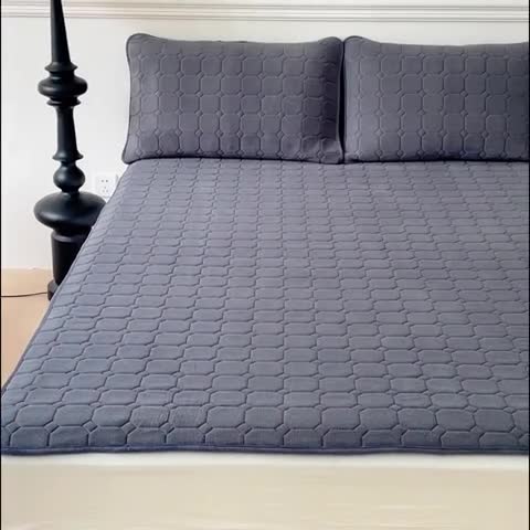 91家纺网 家纺一手货源 找家纺 金丝鸟家纺 2023新款纯色牛奶绒绗缝软床垫 银灰