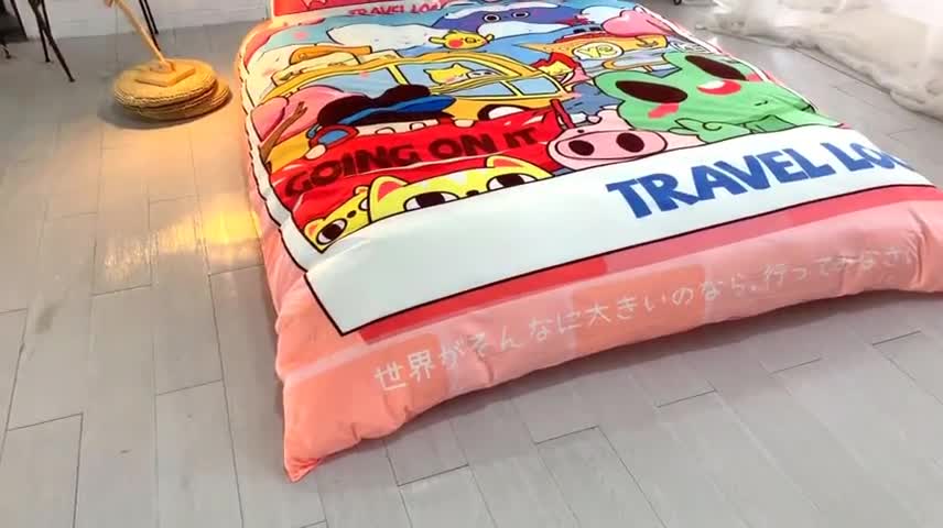 91家纺网 家纺一手货源 找家纺 璞素 2023新款日系卡通涂鸦风格水晶绒数码印花四件套 旅游世界