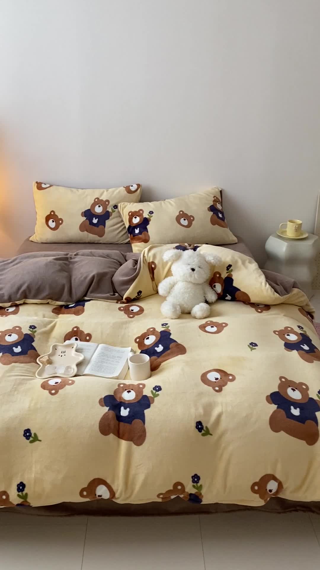 91家纺网 家纺一手货源 找家纺 时光里 2023新款230g半消光印花牛奶绒四件套 卡通款-呆呆熊