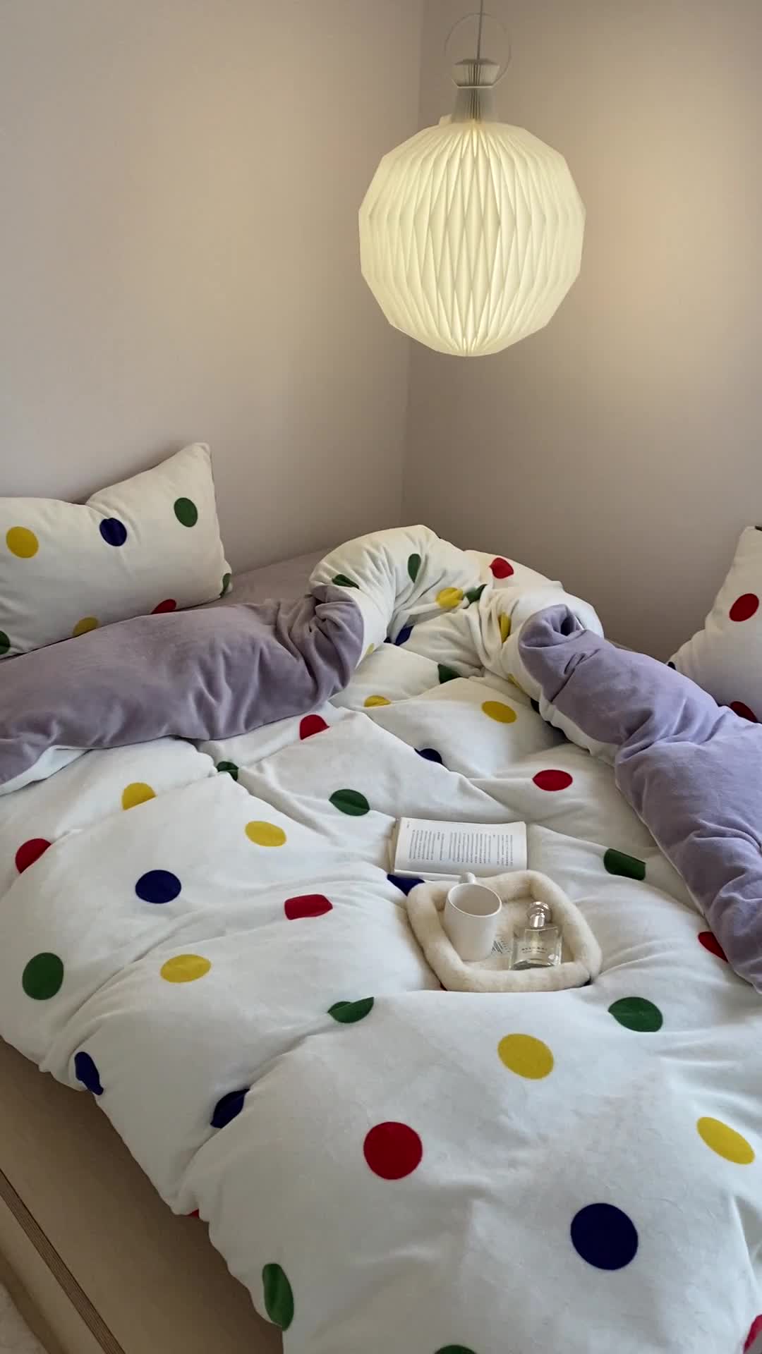 91家纺网 家纺一手货源 找家纺 时光里 2023新款230g半消光印花牛奶绒四件套 INS款-彩色波点