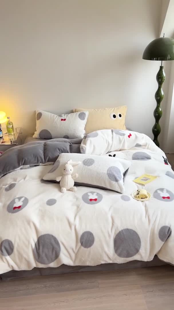 91家纺网 家纺一手货源 找家纺 柚子家纺 2023新款高克重舒适保暖兔绒印花四件套 波点小兔灰