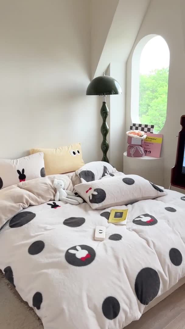 91家纺网 家纺一手货源 找家纺 柚子家纺 2023新款高克重舒适保暖兔绒印花四件套 波点小兔黑