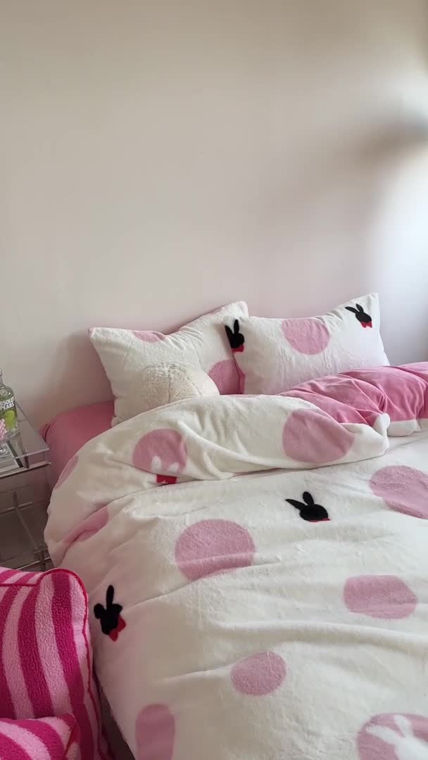 91家纺网 家纺一手货源 找家纺 柚子家纺 2023新款高克重舒适保暖兔绒印花四件套 波点小兔粉