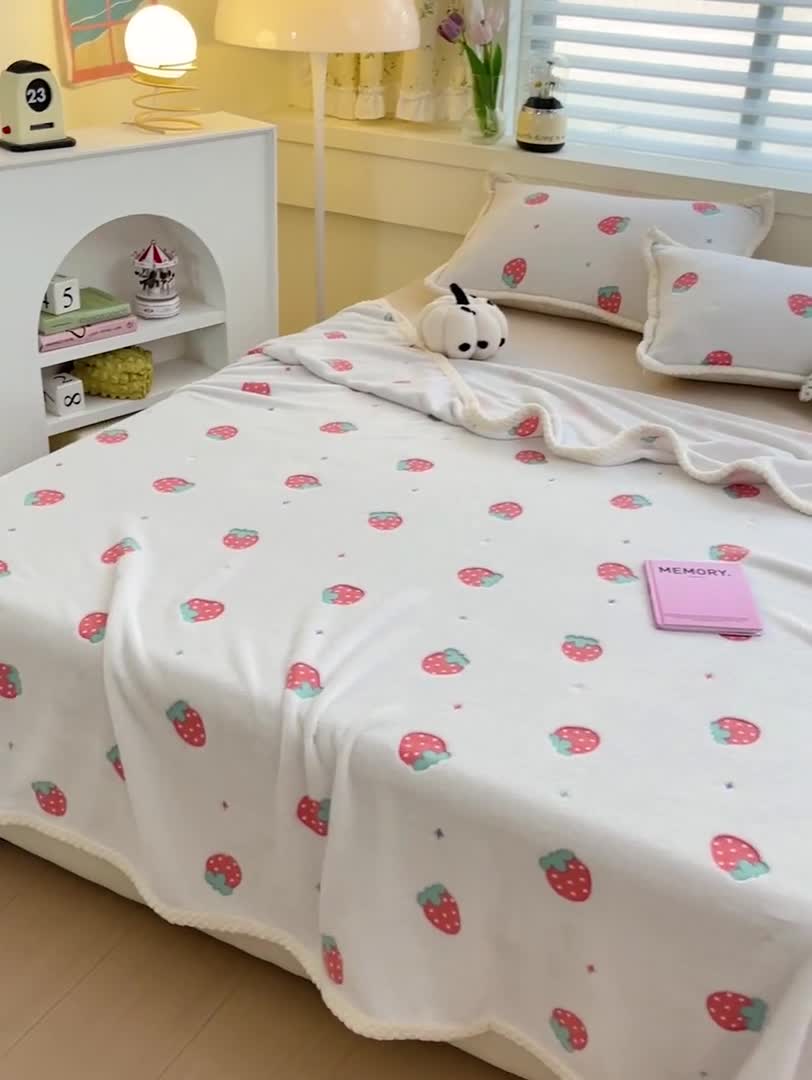 91家纺网 家纺一手货源 找家纺 锦威郎 2023新款毛毯床单保暖加厚珊瑚绒双面午睡毯云朵绒多功能毛毯 草莓白