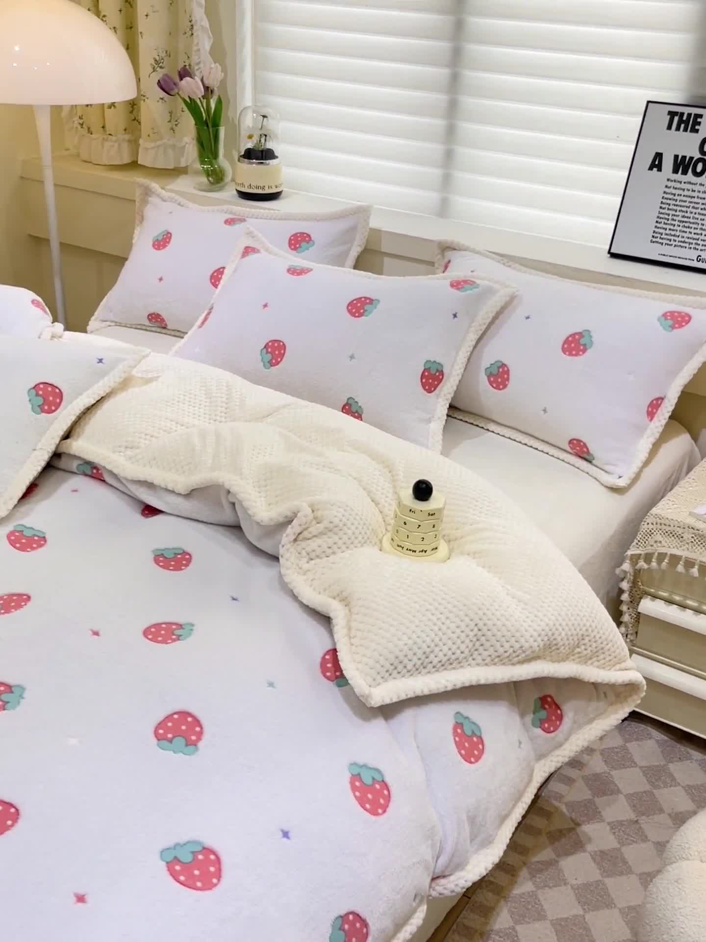 91家纺网 家纺一手货源 找家纺 锦威郎 2023新款云朵绒保暖牛奶绒毛毯绒单被套加绒加厚法莱绒四件套 草莓白