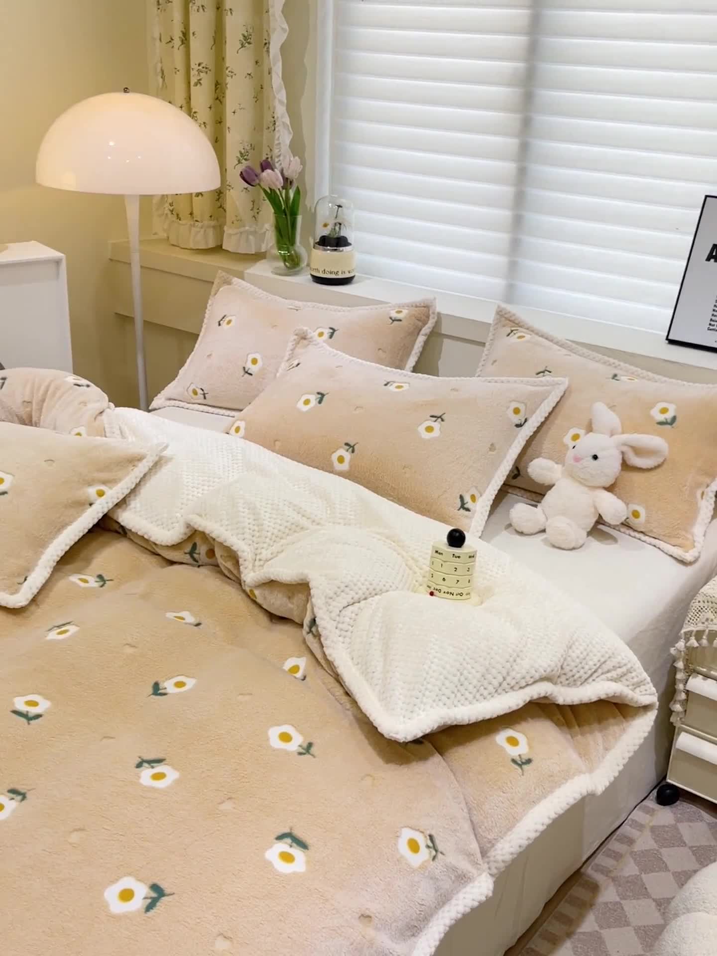 91家纺网 家纺一手货源 找家纺 锦威郎 2023新款云朵绒保暖牛奶绒毛毯绒单被套加绒加厚法莱绒四件套 小花黄