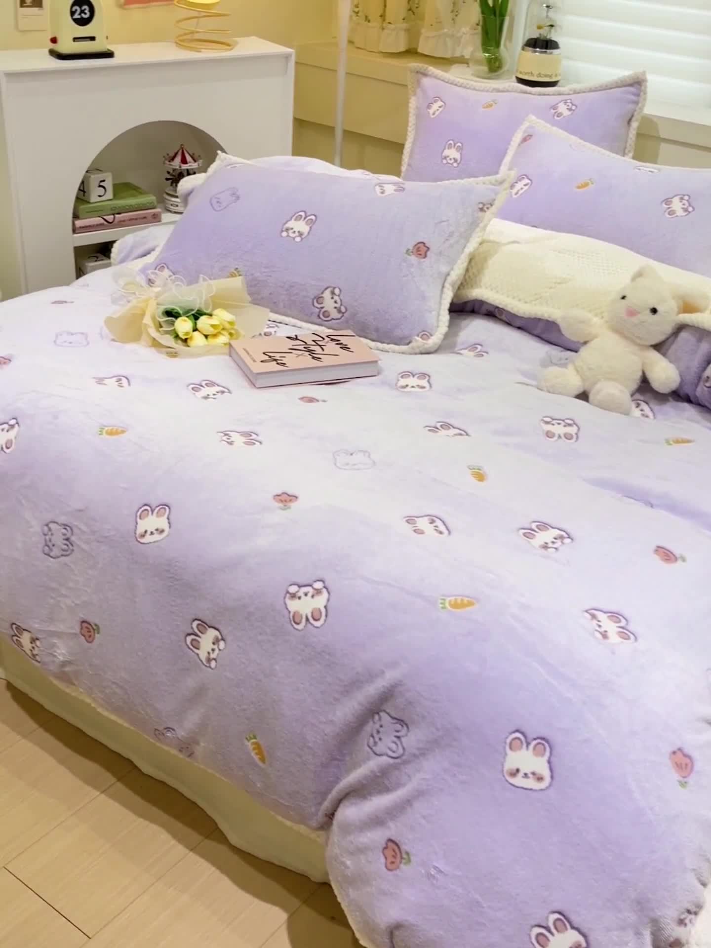 91家纺网 家纺一手货源 找家纺 锦威郎 2023新款云朵绒保暖牛奶绒毛毯绒单被套加绒加厚法莱绒四件套 小兔紫