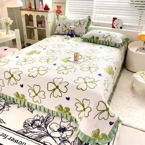 91家纺网 家纺一手货源 找家纺 慕木  2025新款A类小清新加厚多功能牛奶绒夹棉床盖 四叶草