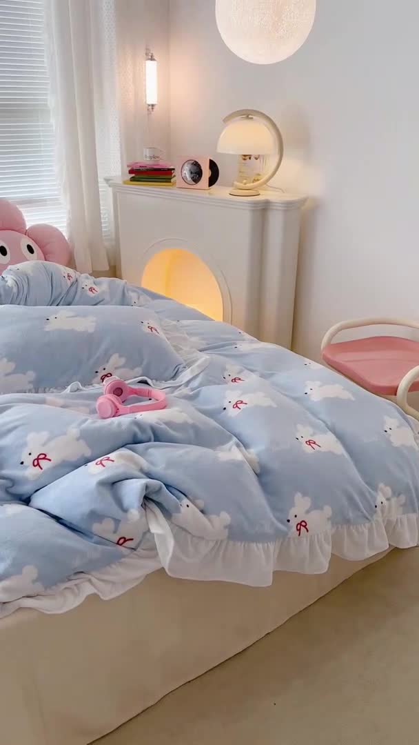 91家纺网 家纺一手货源 找家纺 昔可 2023新款韩系ins花边款牛奶绒四件套 丝带小兔蓝