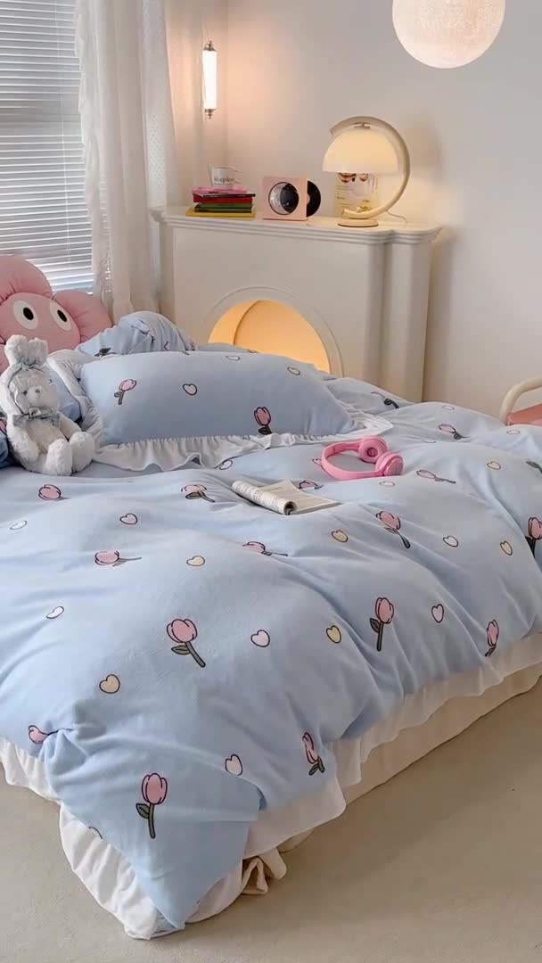 91家纺网 家纺一手货源 找家纺 昔可 2023新款韩系ins花边款牛奶绒四件套 奶蓝爱心郁金香