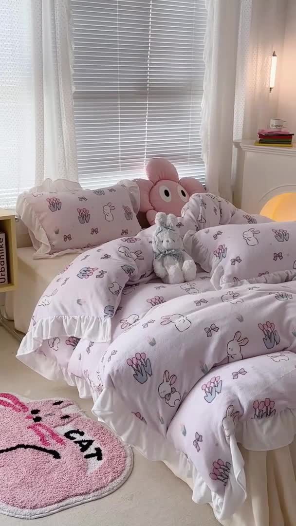 91家纺网 家纺一手货源 找家纺 昔可 2023新款韩系ins花边款牛奶绒四件套 萌萌粉底郁金香兔