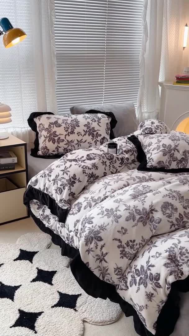 91家纺网 家纺一手货源 找家纺 昔可 2023新款韩系ins花边款牛奶绒四件套 法式茶歇黑