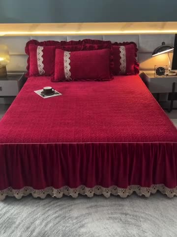 91家纺网 家纺一手货源 找家纺 忘忧草 2023新款安娜系列婴儿绒夹棉浪漫花边床裙 安娜-亮酒红