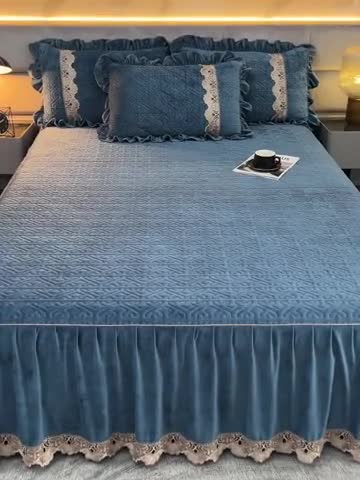 91家纺网 家纺一手货源 找家纺 忘忧草 2023新款安娜系列婴儿绒夹棉浪漫花边床裙 安娜-梦幻蓝