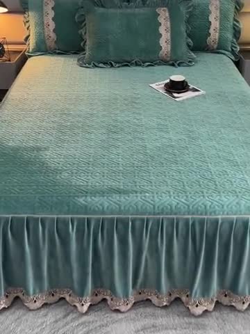 91家纺网 家纺一手货源 找家纺 忘忧草 2023新款安娜系列婴儿绒夹棉浪漫花边床裙 安娜-迷雾绿