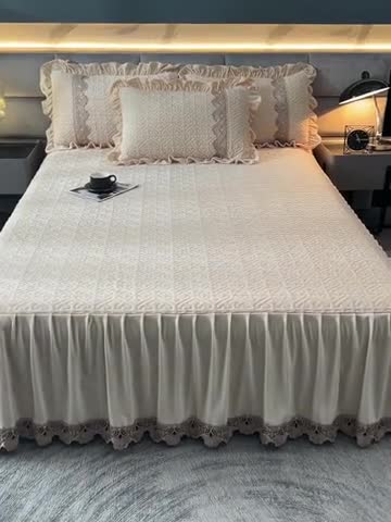 91家纺网 家纺一手货源 找家纺 忘忧草 2023新款安娜系列婴儿绒夹棉浪漫花边床裙 安娜-浅米驼